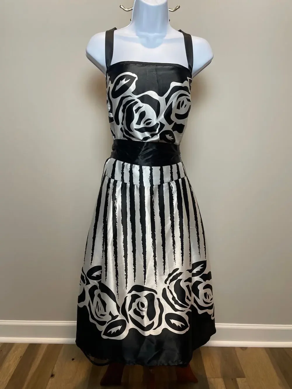 Dressbarn Women’s Collection 22W White Satin Dress Black Floral Design- NWT